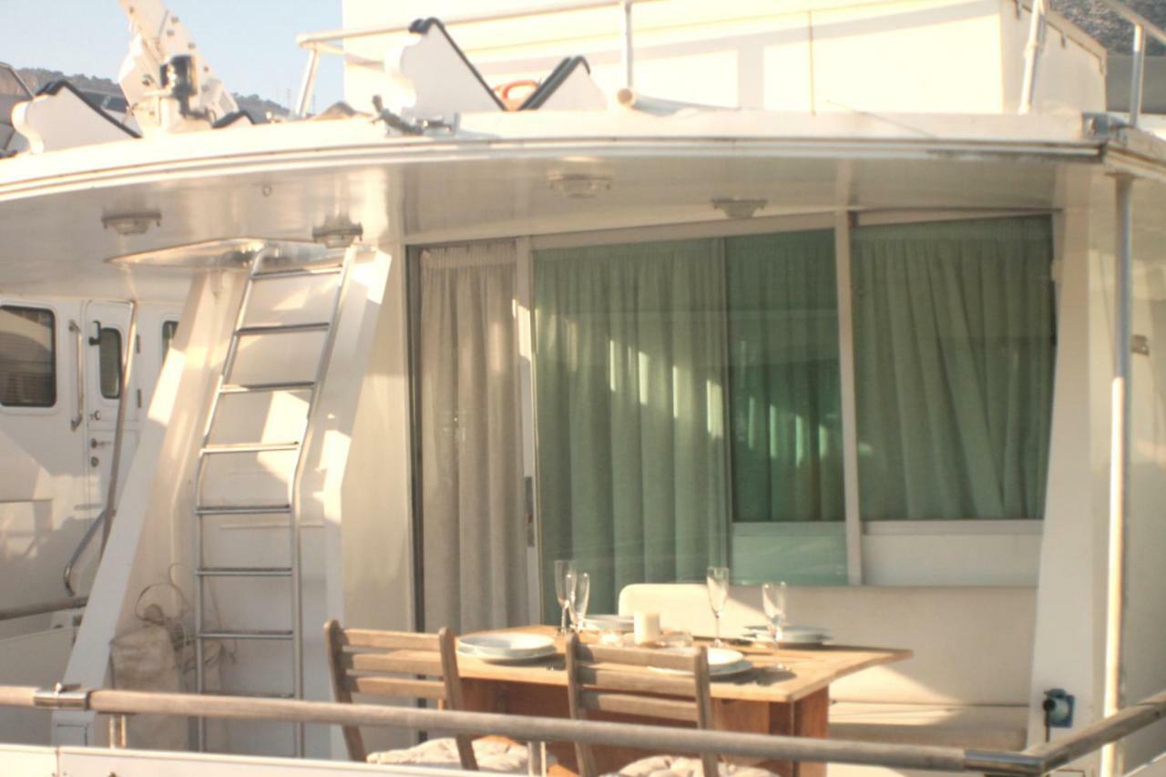 Your Own Private Yacht Hotel Sant Adria de Besos Ngoại thất bức ảnh